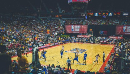 18岁新星长途奔袭60米破门！国足未来核心闪耀欧洲