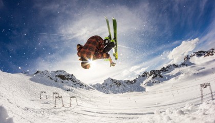 利刃出鞘！新星鬼魅一击终结世纪德比 寒芒万军之中直插绝对死角