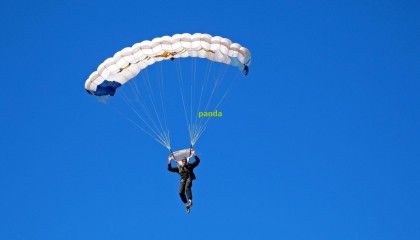 拜仁2024-25赛季主场球衣谍照曝光，经典红与深红粗条纹重塑传奇